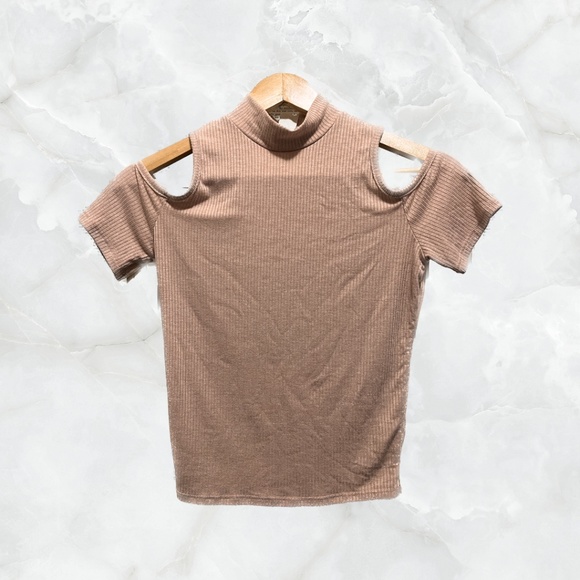 Lightweight Cute Pink Top with Shoulder Cutouts - Picture 1 of 3